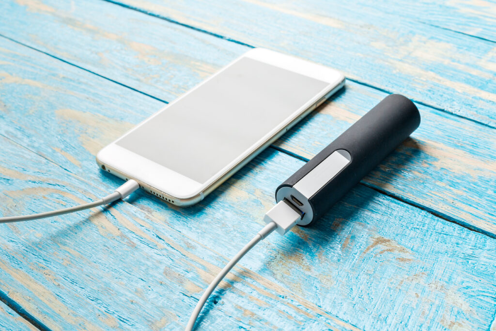 Telefono e power bank da portare in Africa