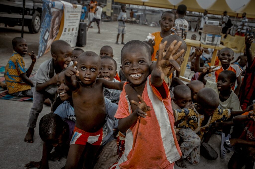Un gruppo di bambini africani durante una missione solidale