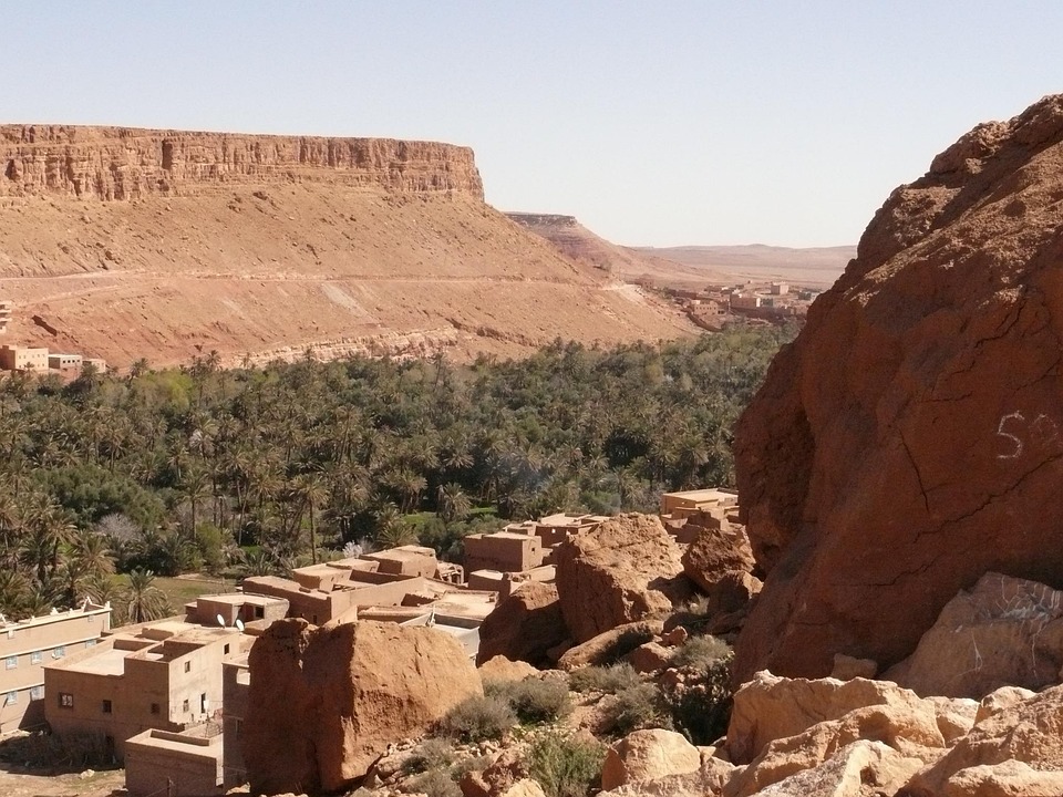 Alcuni paesaggi tipici delle escursioni nel deserto in Marocco