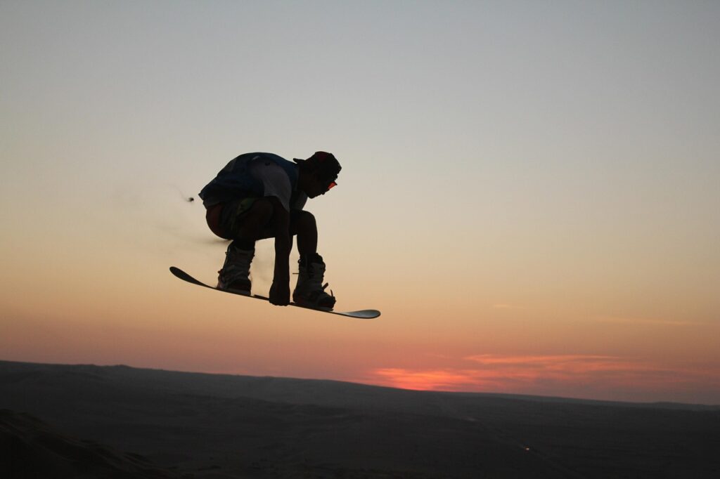 Un'avventurosa sessione di sandboarding durante un'escursione nel deserto in Marocco