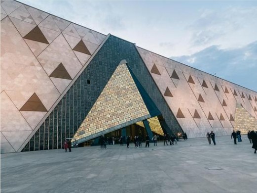 Un'immagine dell'esterno del Grande Museo Egizio