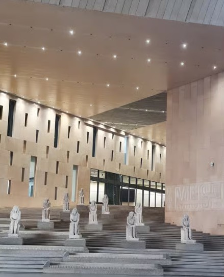 L'ingresso del Grande Museo Egizio con le colossali statue