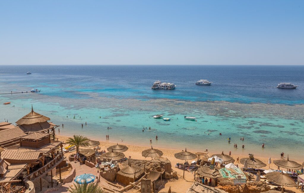 Egitto mare e piramidi: una spiaggia in Egitto con mare cristallino
