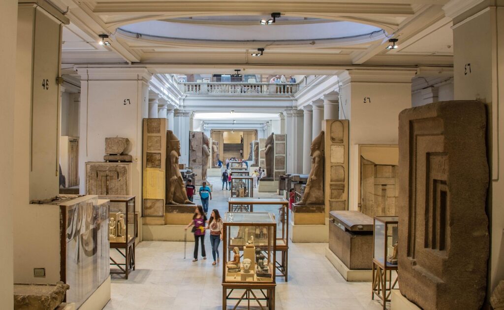 Un ambiente del Museo Egizio del Cairo, imperdibile durante un viaggio in Egitto mare e piramidi