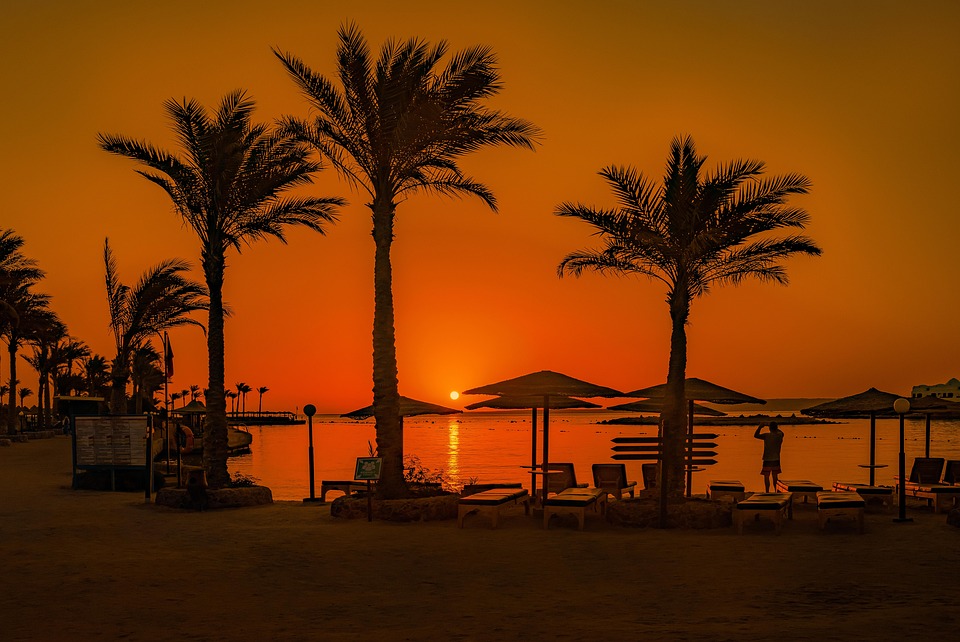 Dove dormire durante un viaggio in Egitto mare e piramidi: Tramonto in un villaggio turistico egiziano