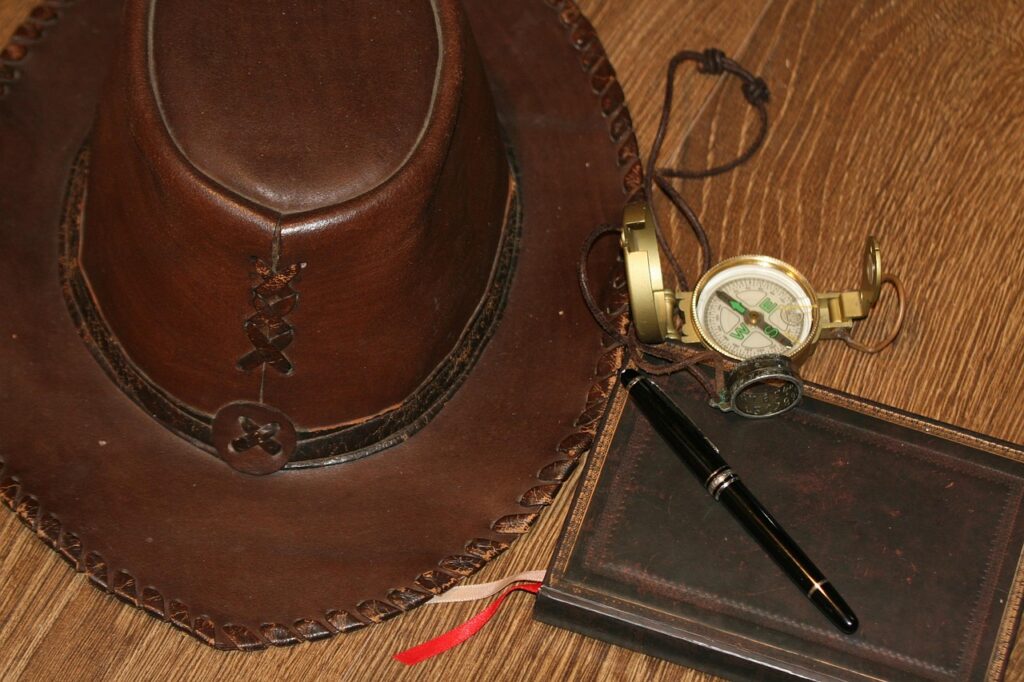 Egitto mare e piramidi ma anche archeologia: una foto che ritrae attrezzature  un cappello in stile Indiana Jones